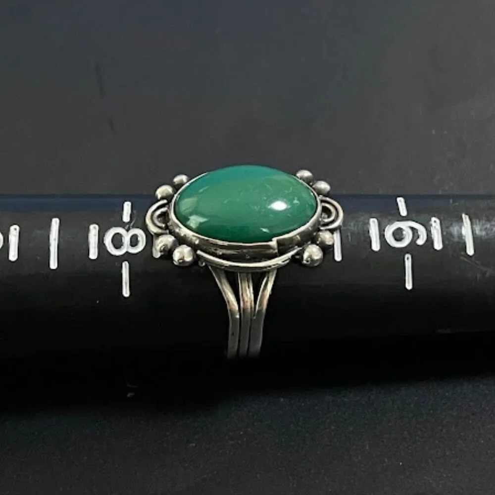 Vintage Mexico Sterling Silver Green Stone Ring SZ 7.5 Casual - Picture 2 of 7